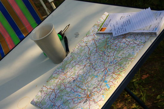 die morgentliche Routenbesprechung bei Kaffee und Müsli