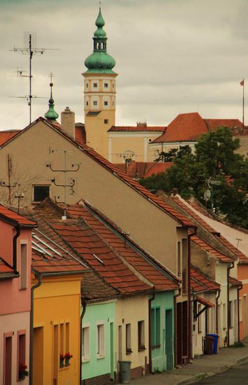 eine kleine alte Gasse mit bunten Häusern