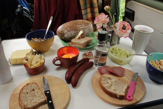 Brotzeit am Abend im Bulli