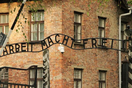 Das berühmte Tor zum Lager Auschwitz
