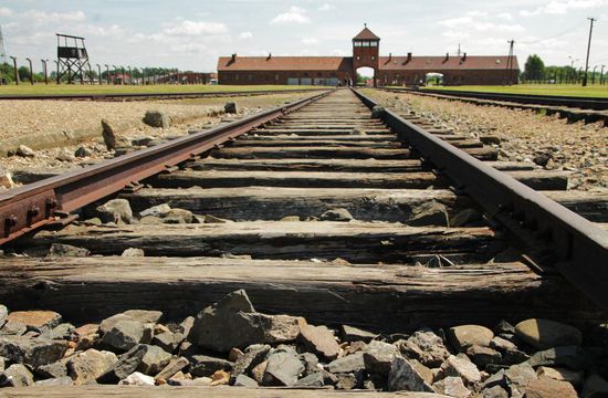 durch das sogenannte 'Todestor' fuhren 90% der Juden direkt in den Tod