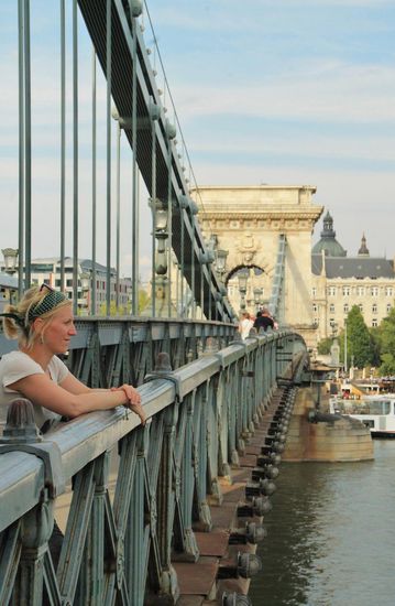 von der ältesten Brücke, der Kettenbrücke, genieße ich den Ausblick auf die Donau