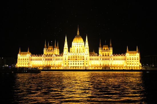 Unser Schlafplatz kann sich sehen lassen. Gegenüber des Parlaments das nachts wunderschön beleuchtet ist, finden wir direkt an der Donau einen kostfreien Parkplatz wo von wir unsere Sightseeingtouren zu Fuß starten.