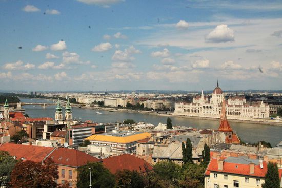 Blick von der Fischerbastei auf das Parlament