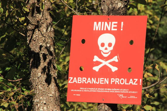 Minengefahr! Solche Schilder sieht man auf einigen Straßen in den Bergen