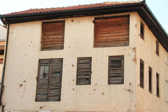 viele Häuser sind immer noch von Schusslöchern gezeichnet