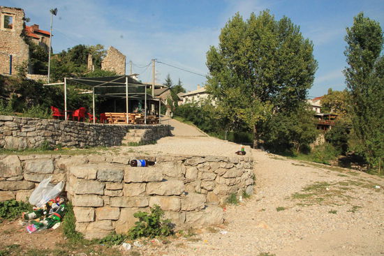 Flaschenpfand würde das Problem, denk ich ein Stück weit lösen...