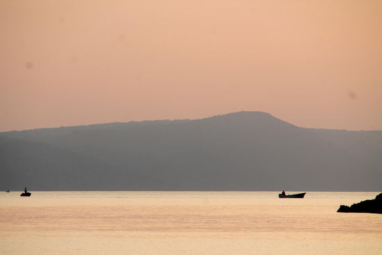 Fischerboote in der Abenddämmerung, im Hintergrund die Insel Hvar