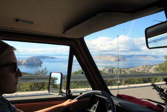 im Hintergrund die zerklüfteten Inseln