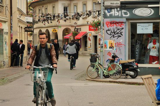 die Gassen sind gefüllt mit vielen jungen Leuten und kleinen Cafes