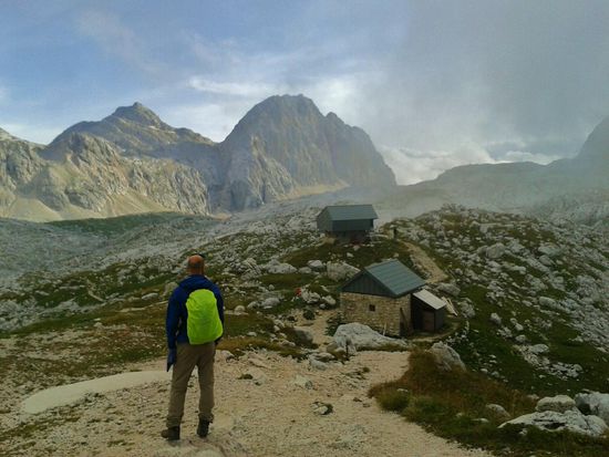 Auf 2071hm wartet die Zasavska Koca auf uns. Hier bestaunt Gunnar schon mal den Kanjavec (2569hm), den wir morgen noch schnell auf dem Rückweg erklimmen werden