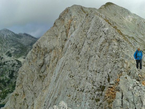 Der Abstieg mit Blick vom Kamm des Zelnarica auf die Seenlandschaft