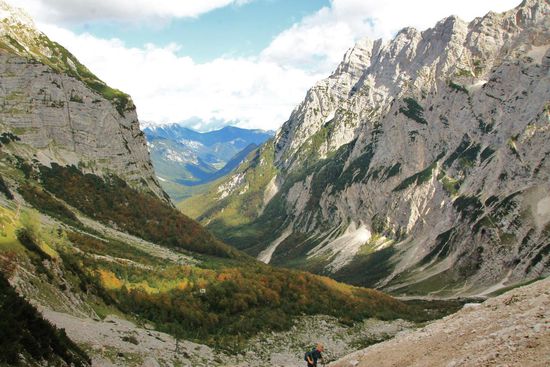 ich gehe in diesem Tal neben den gewaltigen Wänden völlig unter