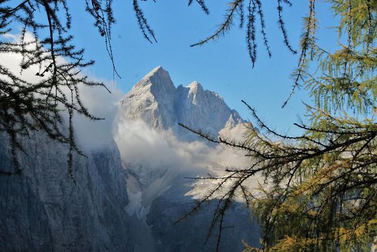 der Jalovec zeigt sich bei blauem Himmel