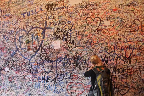 Mit einer Botschaft verewigen wir uns an der Liebeswand