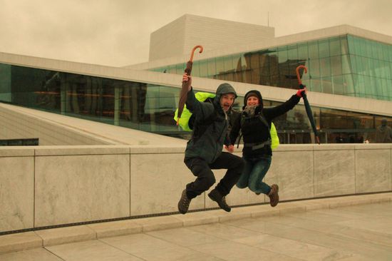 trotz Regen genießen wir Oslo- hier vor der Oper am Hafen