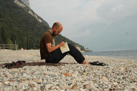 Am westlichen Ufer des Gardasees. Noch ein paar Gedanken ins Tagebuch bringen bevor wir die Fahrt wieder aufnehmen