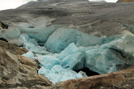 Er besteht aus 27 Millionen Tonnen Eis und aus einer Eisdicke bis zu 900m.
Könnt ihr Gunnar sehen 
