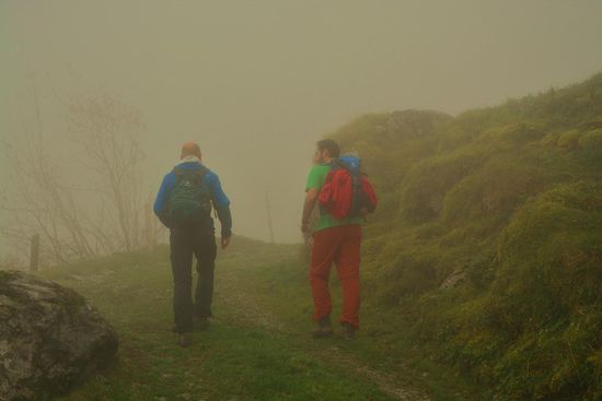 Die Männer im zügigen Marsch vorne weg...