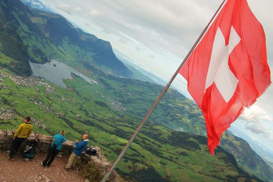 Klar, dass wir mit den Ur- Schweizern auch wandern 