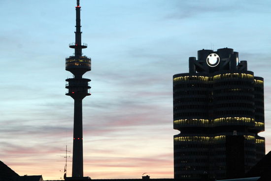 Der Münchner Olympiaturm mit BMW Werk