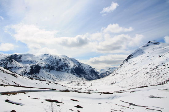 Die Straße schlängelt sich durch das winter wonderland