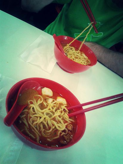 Erstes Mittagessen unter Einheimischen- Mee kari Suppe mit Nudeln Schweinefleisch+ Hühnchen