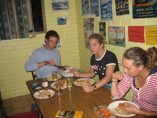 cedric, emilie und noch jemand beim Abendessen im Hostel