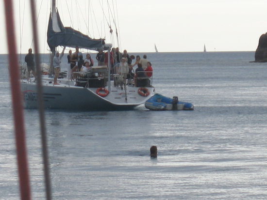 Chriss muss zur Strafe fuer die "Vegemite-Attacke" aufs Nachbarboot zurueckschwimmen - nackt!