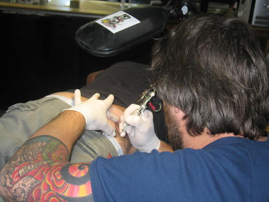 Ich konnte Tobi ueberzeugen sich eine australische Bierdose mit 'nem besoffenen Moskito oben drauf auf den Hintern taetowieren zu lasssen
Leider konnte ich das Foto mit dem tattoo nicht hochladen...