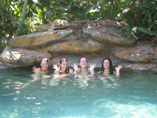 Nach unserer Wanderung auf den Berg duerfen wir uns in Jack und Jennys Pool abkuehlen