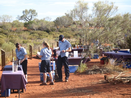 Laecherlich!!! Vorbereitungen zum Sektempfang mitten im Nichts!!! Ich hoffe die Herrschaften lassen sich das auch einiges kosten 