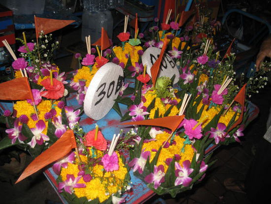 Das war zum Lichterfest. Diese Blumenbötchen werden dann mit einem Wunsch fürs nächste Jahr ins Wasser gelassen...