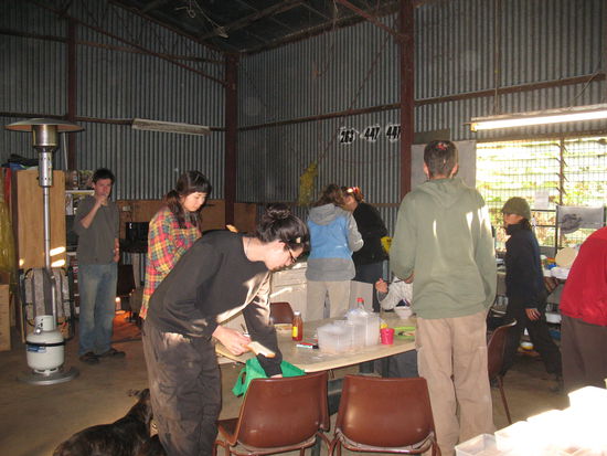 unsere luxorioese kueche
(die gasheizung links im bild funktioniert nicht und faelschlicherweise erweckt das bild den eindruck als ob das ganze in einem geschlossenen raum stattfindet) 