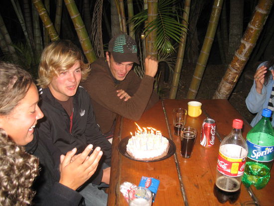 Zurueck in Rainbow Beach feiern wir Tobis Geburtstag