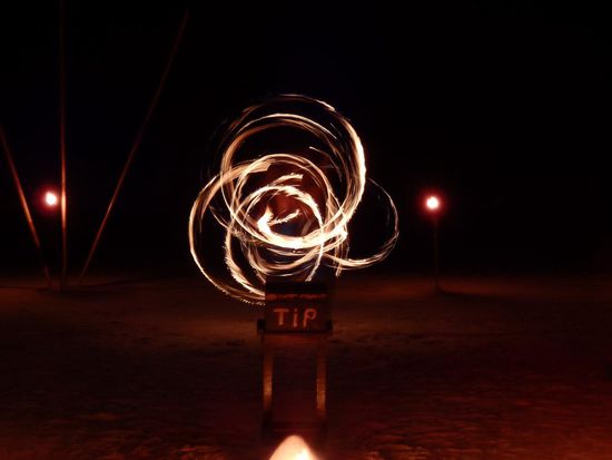 Nachts gibt es an jeder Strandbar in den Partybereichen tolle Feuerspiele.....