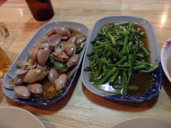 Muscheln (klein aber sehr lecker) und Morning glory (Wasserspinat)