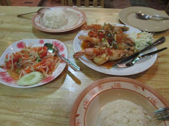 Links ist Papaya oder Mango Salat (spicy) haben wir immer im Wechsel gegessen, beides toll im Geschmack.