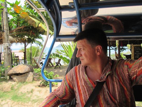 Mein luftiger Platz im Sammeltaxi, auf dem Weg zu den Asia Bungalows.