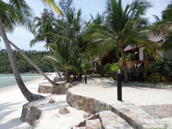 Rechts unser Bungalow direkt am Strand.