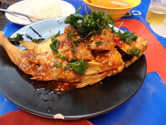 Fisch mit scharfer Sose, hat 199B gekostet und war echt super. Vorher gab es eine schöne Tom Yam (scharfe Suppe), hier in der Soi Rambuttri bieten die Essensstände eine tolle Auswahl an.