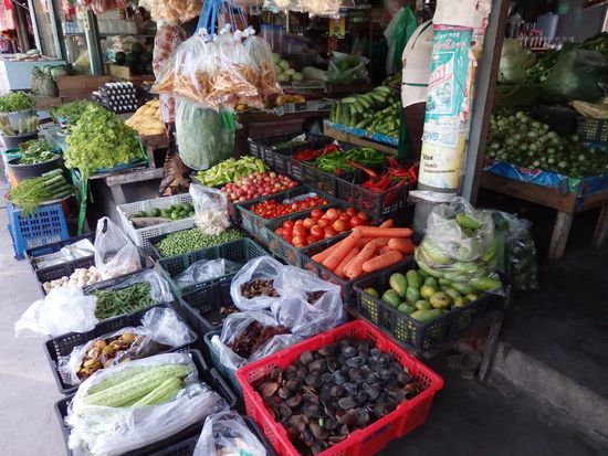 Es gibt bekanntes Gemüse wie Blumenkohl, Brokkoli und Tomaten  sowie für uns eher Unbekanntes wie pea eggplants und greenapple eggplants, die im grünen Curry verwendet werden, bitter cucumber, stink Beans und vieles, was wir nicht benennen können.