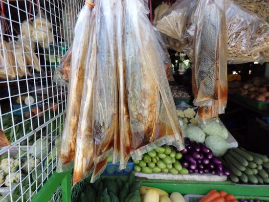 Fisch in Tüten, "hängt in der Sonne"!