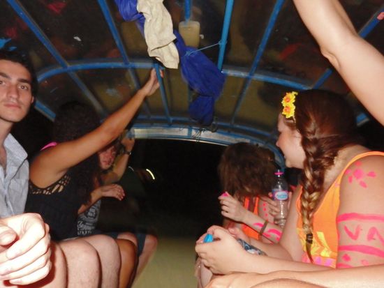 "Time is Cash".... Nach diesem Motto fahren hier die Taxifahrer mit 90 Sachen über dunkle Straßen. Wir sind heile angekommen. 