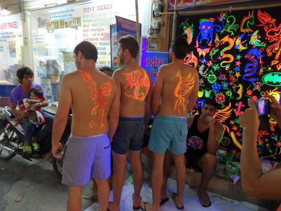 Ständig gibt es hier Künstler, die dich mit Motiven deiner Wahl, an Körperstellen deiner Wahl, verschönern.