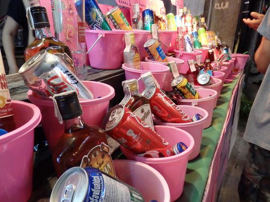 Pflichtprogramm sind diese Bukets, also kleine Eimer, in die man sich ein alkoholisches Getränk seiner Wahl füllen lässt und dieses mit Strohhalmen trinkt und wieder und wieder neu befüllen lässt.