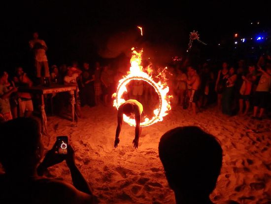 Oder man springt durch brennende Reifen, wie Tiger im Zirkus. 
