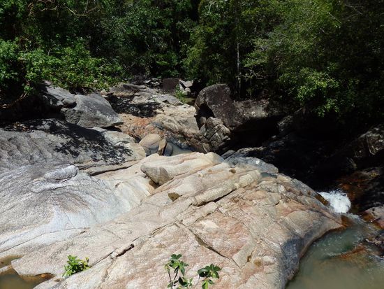 Ein Wasserfall mit sehr wenig Wasser.