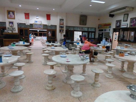 Gegen 21Uhr wurde zum Essen angehalten in einer recht großen Halle hatten wir 20 Minuten Pause und Zeit zum Essen. Es gab verschiedene Gerichte, alles war vorbereitet und im Reisepreis inbegriffen. Es gab 2 vegetarische Speisen und 3 mit Fleisch und Fisch, auch alles sehr schmackhaft (spicy) und für jeden etwas dabei. Dazu gabs Wasser.