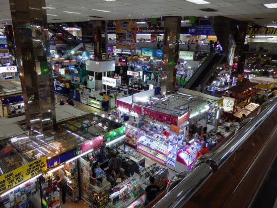 Elektronik auf 5 Etagen. Es gibt hier zuviele Verkäufer. Pro Stand mind. 3 in manchen sogar 5. Und anscheinend verdient hier trotzdem noch jeder genug.